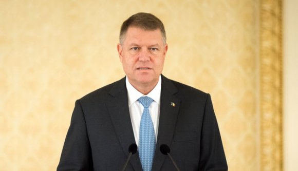 Johannis békebírót játszik a román-magyar meccsen
