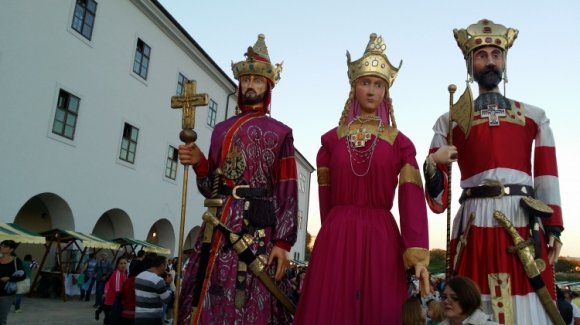 Magyar királyok a román ünnepen a váradi várban
