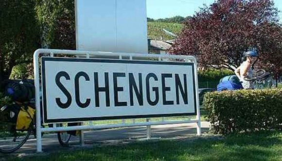 Továbbra is csak kívülről integethetünk Schengennek