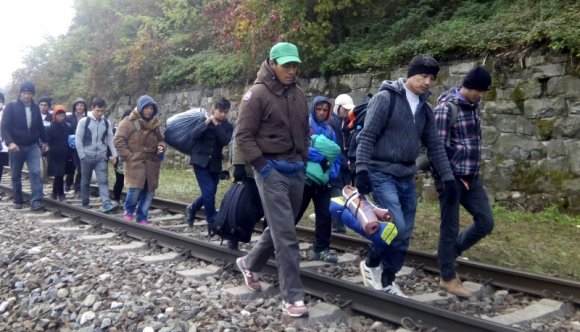 Az osztrákok is kapituláltak a migránsáradat előtt