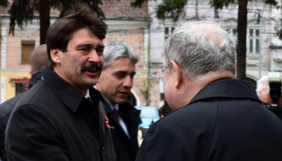 Áder János looking at Főtér
