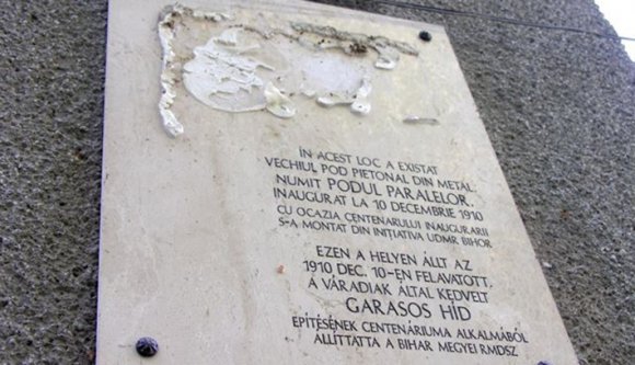 Megtalálták a váradi Garasos hídról eltűnt emlékplakettet