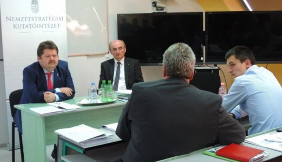 Így egyesíti a nemzetet Szász Jenő
