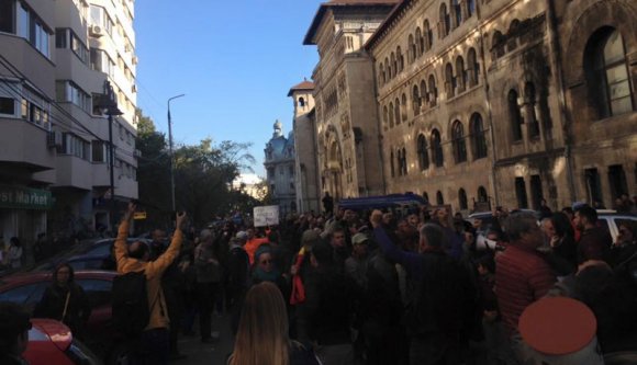 Az államfő és párszáz tüntető kéri Oprea lemondását