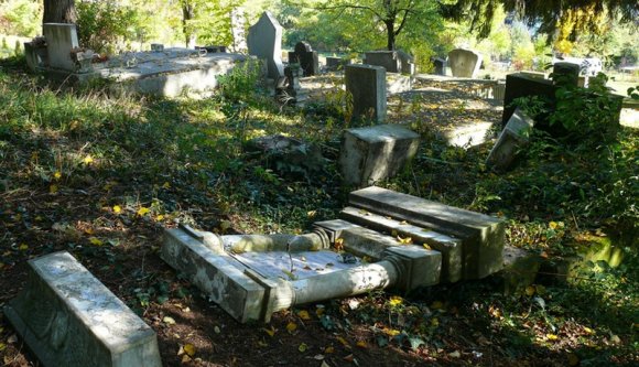 Meggyalázták a sepsiszentgyörgyi zsidó temetőt