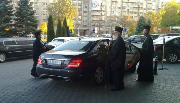Az ortodox vezetők is konvojokkal mászkálnak