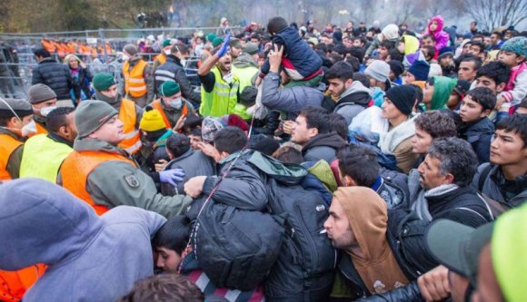 Rohamrendőröket kellett bevetni az osztrák-szlovén határon