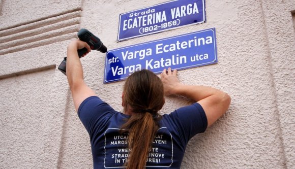 Vásárhelyi utcatáblák: újabb bírságot érvénytelenített a bíróság