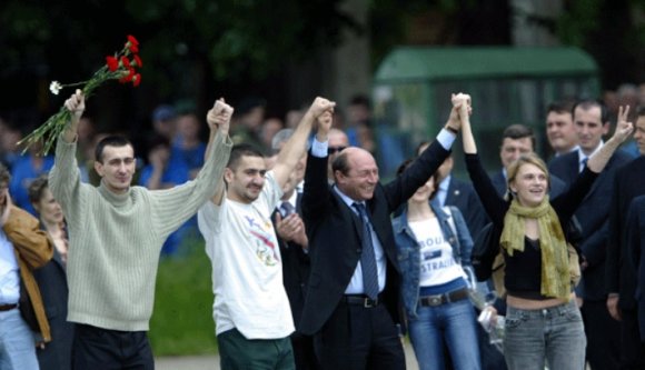 Az elrabolt újságírók váltságdíjának ellopásával vádolják a volt államfőt