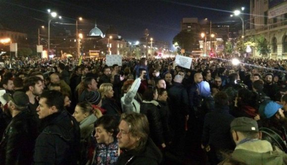 Több mint tízezer ember tüntet Bukarestben