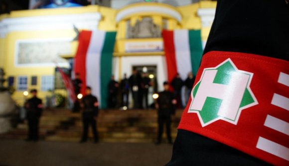 Az Új Magyar Gárda kitiltott tagja már útban van a határ felé