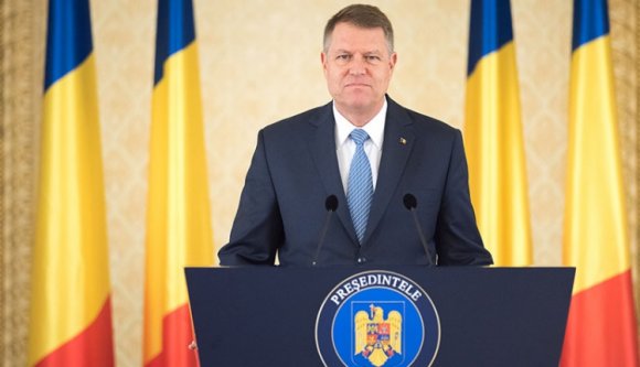 Johannis kimegy a tüntetők közé