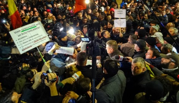 Johannis kiment a tüntetők közé