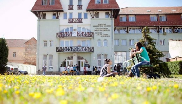 Fejek hullanak a Partiumi Keresztény Egyetemnél?