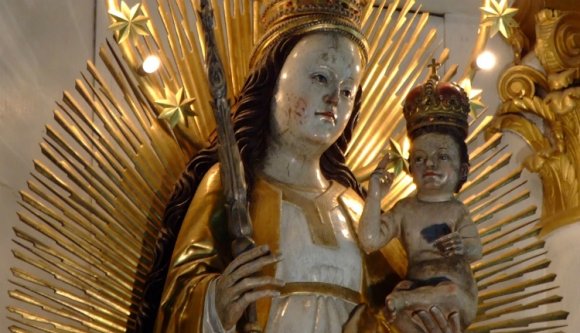 Először vizsgálták meg tudósok a csodatevő csíksomlyói kegyszobrot