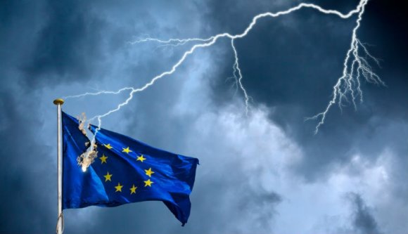 Európai Unió: nyakig a pácban!