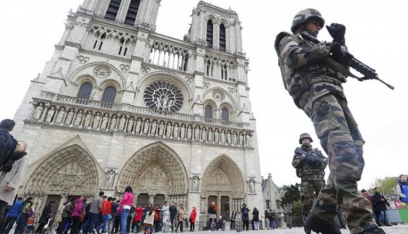 Francia kormányfő: további terrortámadások készülnek Európában