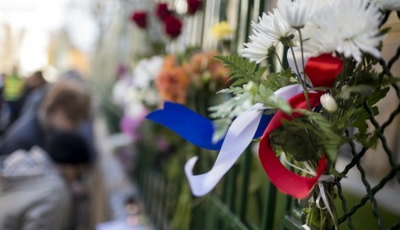 Diszkréten tapogatóznak a sötétben a franciák