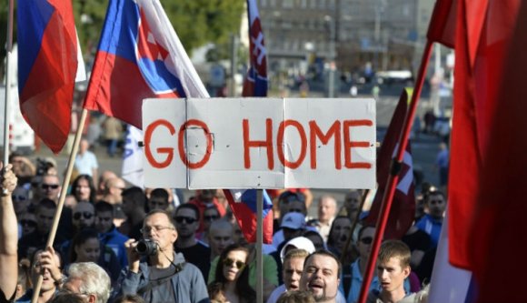 Melyik V4-országban utasítják el leginkább a menekülteket?