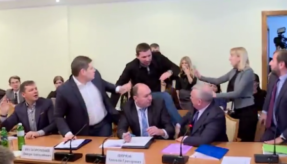 Fejbe rúgták a titkosszolgálat képviselőjét a parlamentben [VIDEÓ]