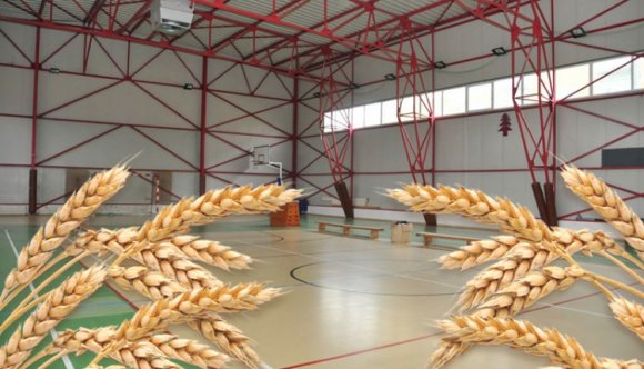 Mi van a községi sportteremben? Hát a pópa búzája!