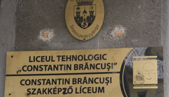 Végre kétnyelvűsödött a renitens szentgyörgyi szakközépiskola felirata