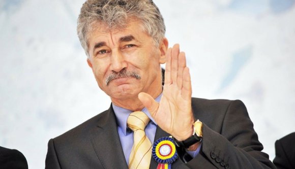 Templomban vette át a csúszópénzt a politikus