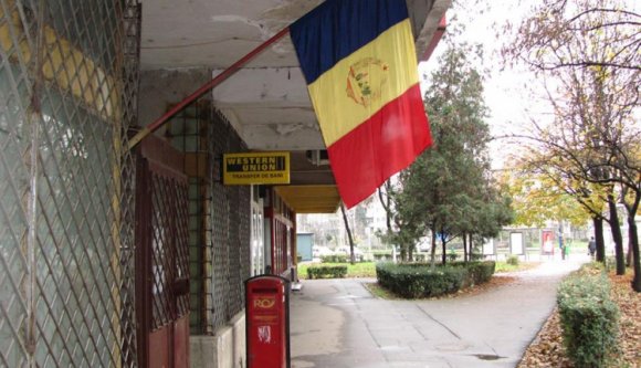 Kommunista román zászlóval ünnepelnek Nagyváradon