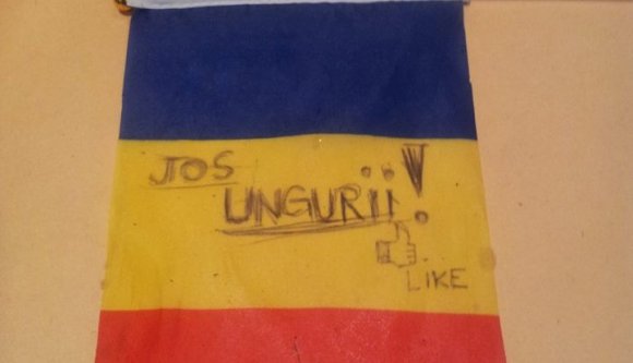 Ünnepi ajándék: román zászló magyargyalázó felirattal