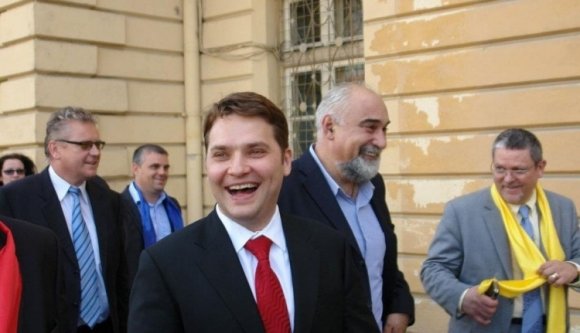 Csak házi őrizet Șovának