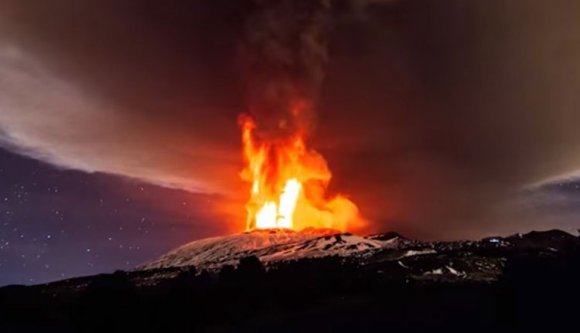 Emberek, kitört az Etna!