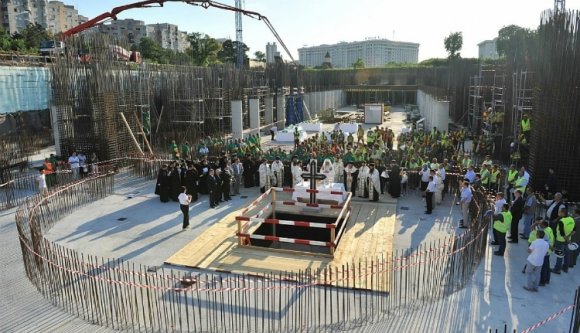 Megnyirbálja a kormány az egyházak állami támogatását