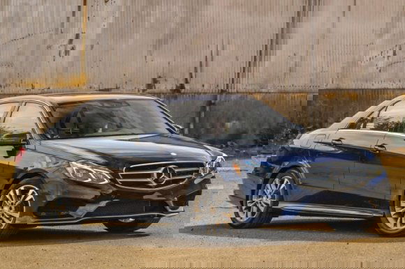 Ilyen autóval nyomul Erdély ortodox metropolitája