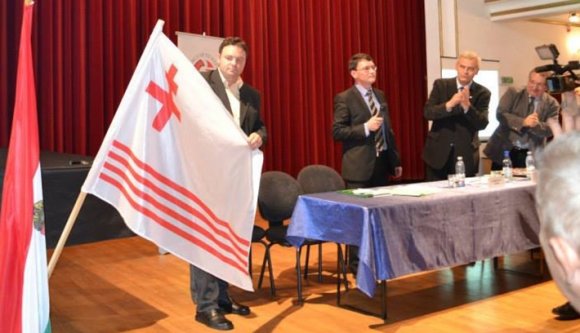 A partiumi zászló erkélyt hódít