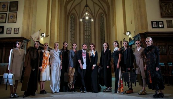 Ez történt az ominózus divatbemutatón a Farkas utcai templomban