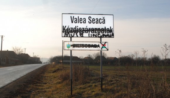 Háromszéki magyar helységnévtáblákat gyaláztak meg