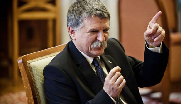 Szlovák és cseh hiszti a Benes-dekrétumok számon kérése miatt