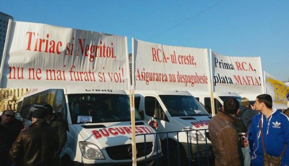 Olcsóbb kötelező biztosításért és üzemanyagért tüntetnek a fuvarozók