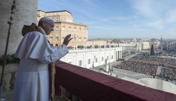 A menekültekről üzent a pápa, a német és a brit államfő