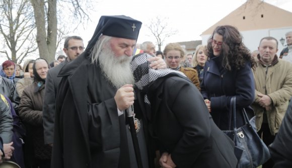 Alkotmányban tiltaná az azonos neműek házasságát egy ortodox főpap