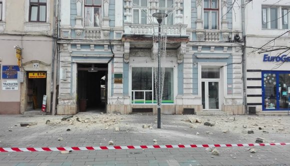 Vakolatdarabok potyognak a magasból Kolozsvár belvárosában