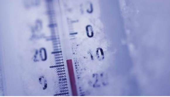 Olyan hideg van, hogy a kutya kettétörik a kanyarban