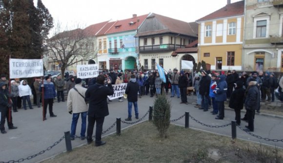 Az újév elején is Szőcsért és Bekéért tüntettek