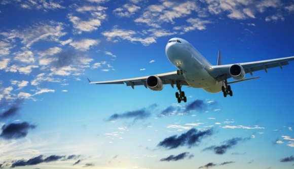 Repülés közben akart kiugrani egy román állampolgár a spanyol gépről