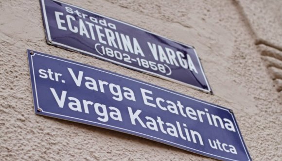 Tovább késnek a kétnyelvű utcanévtáblák Marosvásárhelyen