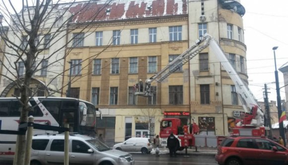 Így bontják el a homlokzatot a kolozsvári műemlék épületeken