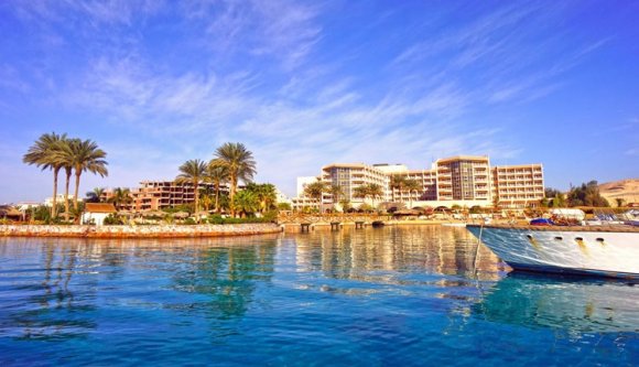 Iszlamisták lövöldöztek egyiptomi luxushotel előtt