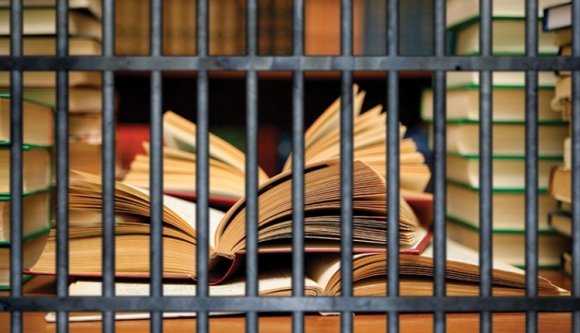 Kik adták a nevüket a könyvírásra vetemedett elítéltek munkáihoz?