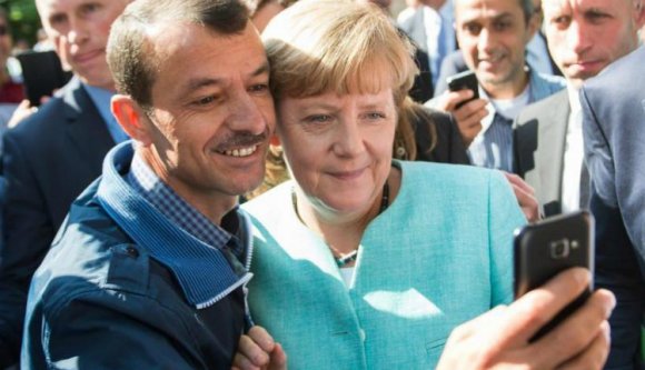 Újabb visszalépésre kényszerült Merkel menekültügyben