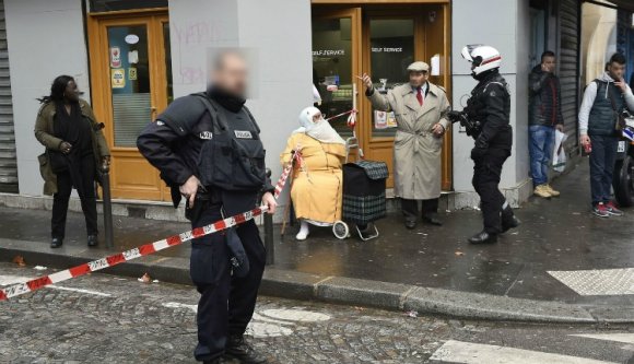 Romániából kitoloncolták a Párizsban késelő menedékkérőt